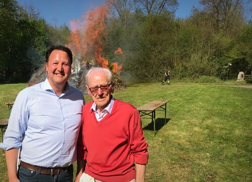 Bürgermeister Tobias Avermann und Ehrengast Siegfried Freye (von links) haben gemeinsam das Osterfeuer auf dem Blomberg in Bad Laer entzündet.