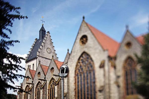 Kirche mit sommerlichem Hintergrund