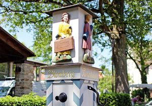 Aufwendig verzierter Brunnen bei schönem Wetter am Tag