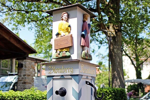 Aufwendig verzierter Brunnen bei schönem Wetter am Tag