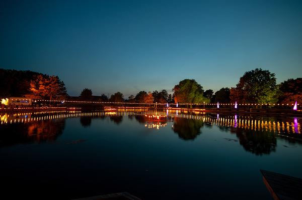 Kurpark in abendlicher Stimmung mit Lichtern