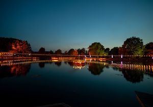Kurpark in abendlicher Stimmung mit Lichtern