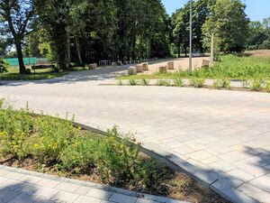 Ein frisch gepflasterter Straßenabschnitt vorm Parkplatz am Königsweg.