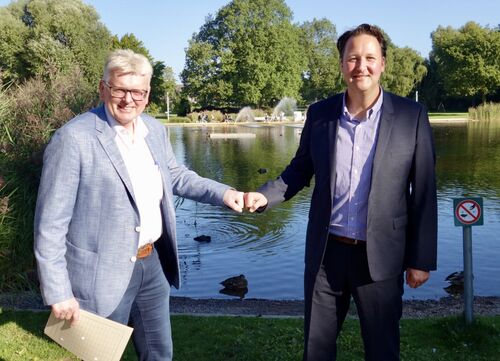 Freuen sich über einen gemeinsamen Förderbescheid aus Hannover: v.l.n.r. Bürgermeister Klaus Rehkämper (Bad Rothenfelde) und Bürgermeister Tobias Avermann (Bad Laer)  Bildrechte: Gemeinde Bad Laer