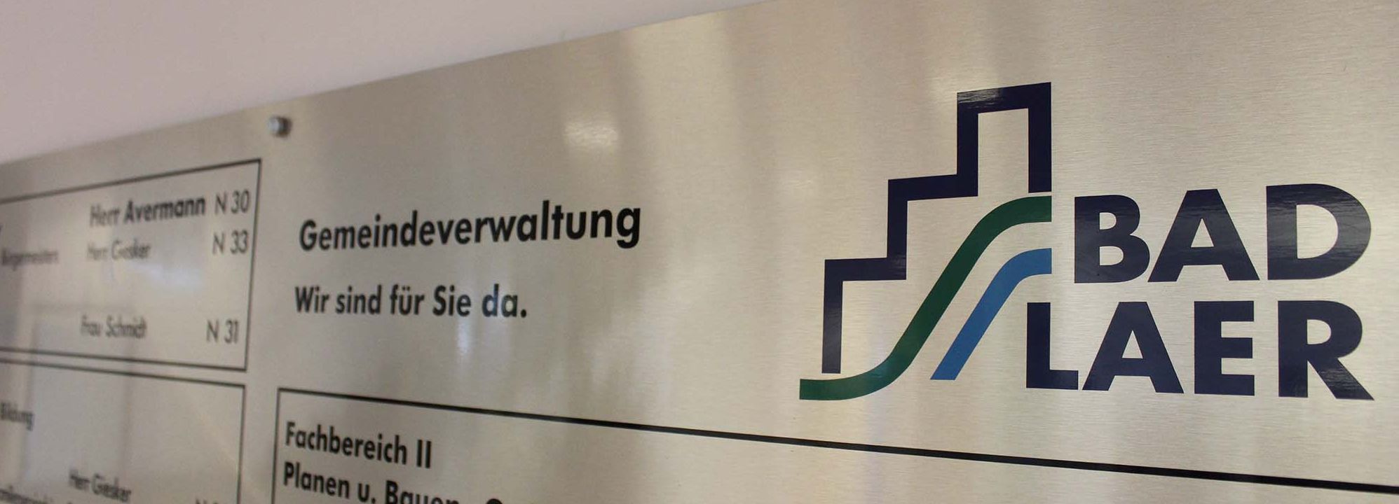 Metallschild mit Informationen, was ich wo erledige