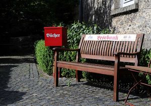 Lesebank Lesebank mit rotem Bücherkasten im Freien