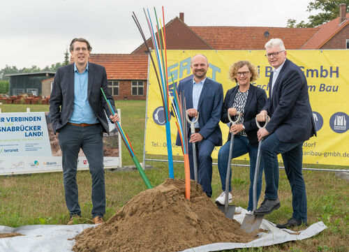 In drei Südkreisgemeinden startet jetzt der Breitbandausbau. Den Startschuss für die Arbeiten gaben (von links) Dirk Holtgrewe (Geschäftsführer TELKOS), Bürgermeister Eugen Görlitz (Dissen), Fachbereichsleiterin Iris Seydel (Bad Laer) und Bürgermeister Klaus Rehkämper (Bad Rothenfelde).  Foto: Landkreis Osnabrück/André Havergo