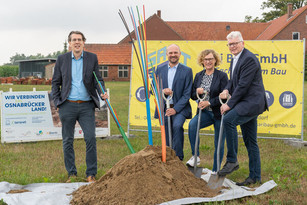 In drei Südkreisgemeinden startet jetzt der Breitbandausbau. Den Startschuss für die Arbeiten gaben (von links) Dirk Holtgrewe (Geschäftsführer TELKOS), Bürgermeister Eugen Görlitz (Dissen), Fachbereichsleiterin Iris Seydel (Bad Laer) und Bürgermeister Klaus Rehkämper (Bad Rothenfelde).  Foto: Landkreis Osnabrück/André Havergo