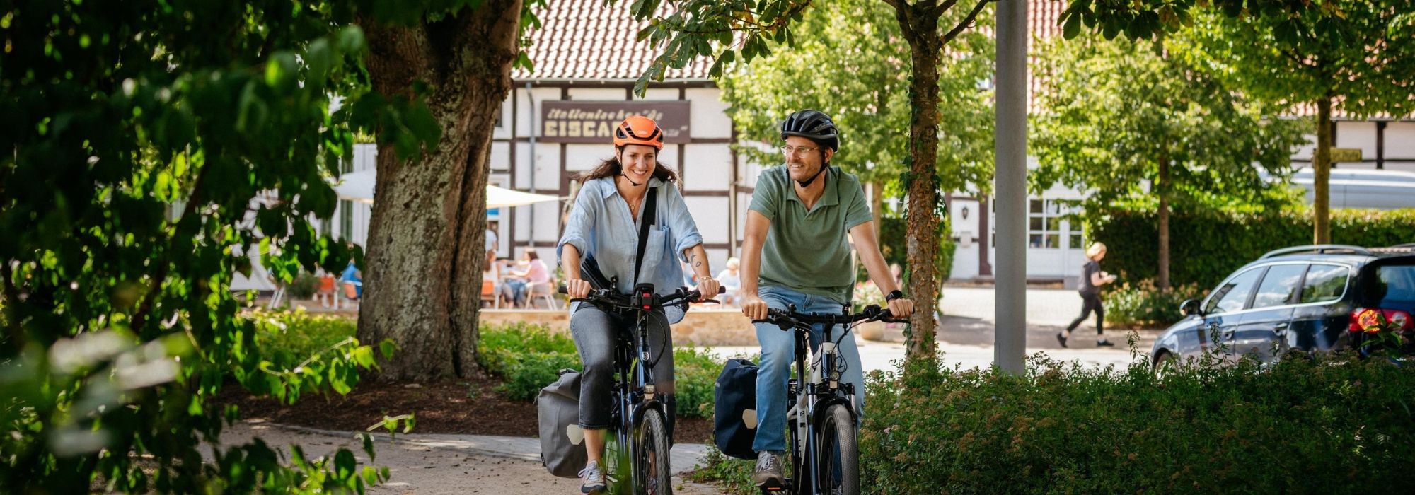 Zwei Menschen fahren Fahrrad am Thieplatz