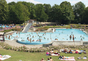 Freibad mit vielen Badegästen im Sommer