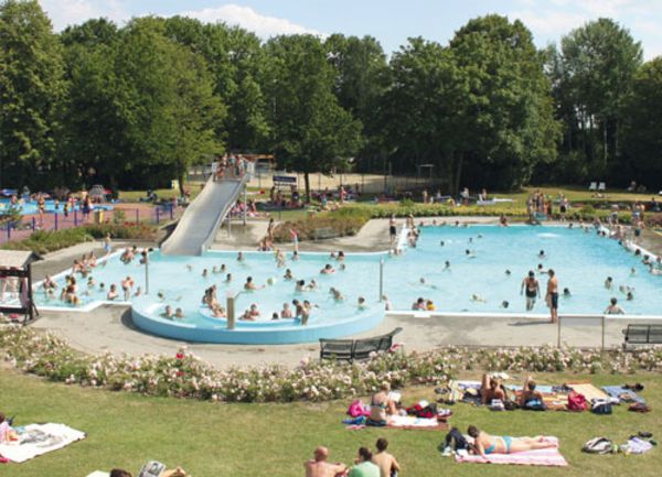 Freibad mit vielen Badegästen im Sommer