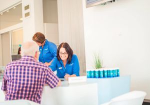 Hier ist der Empfang.
Ein Gast ist da.
Der Gast ist im SoleVital.