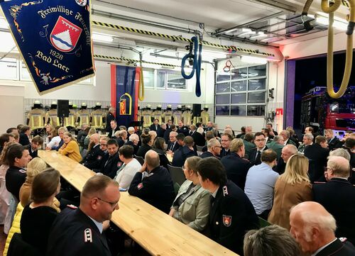 Die Kameradinnen und Kameraden der Feuerwehr sowie Vereinsvertreter und Nachbarn versammelten sich zur offiziellen Schlüsselübergabe in der Fahrzeughalle der Feuerwehr Bad Laer