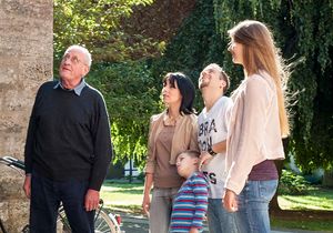 Eine kleine Menschengruppe steht vor der Kirche und schaut sie sich an