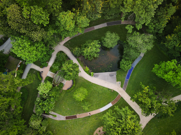 Erlebnis-Stationen im Kurpark: Quellkolk, Barfußpfad, Wassertretbecken