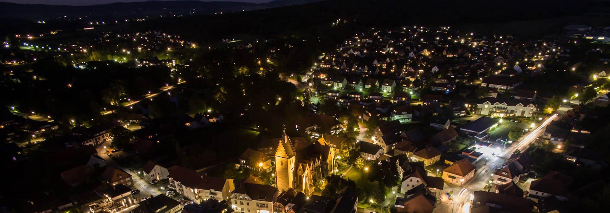 Bad Laer aus der Vogelperspektive bei Nacht