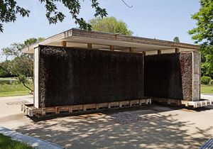 Konstruktion eines kleinen Gradierwerkes im Park bei schönem Wetter